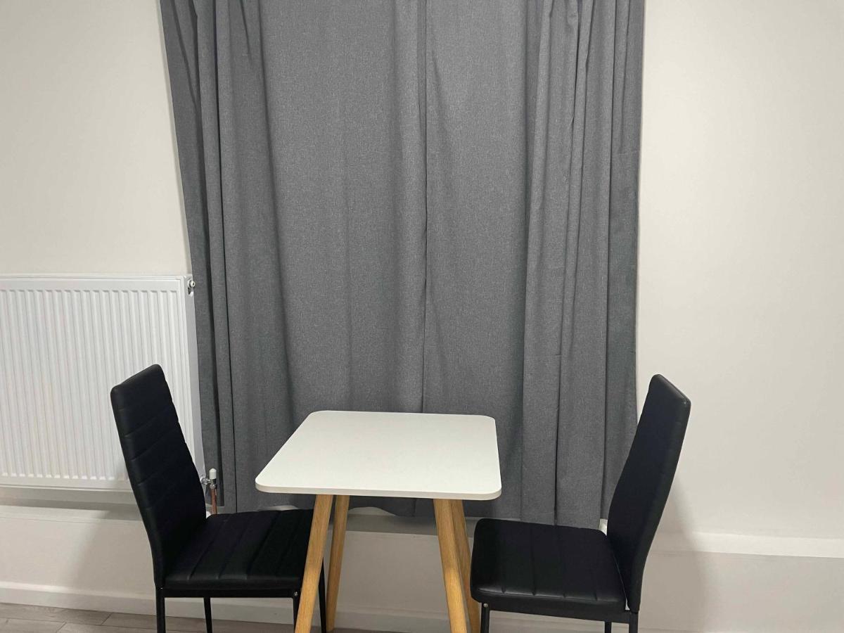 Studio Flat Private Bathroom Wc And Kitchenette 런던 외부 사진