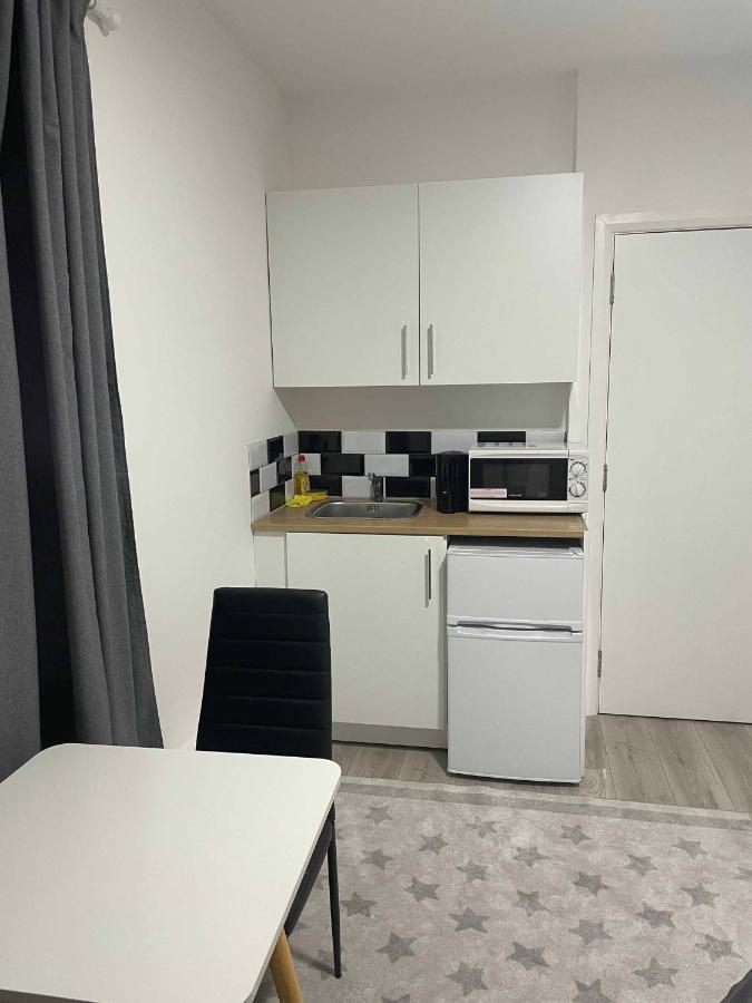 Studio Flat Private Bathroom Wc And Kitchenette 런던 외부 사진