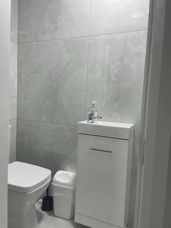 Studio Flat Private Bathroom Wc And Kitchenette 런던 외부 사진