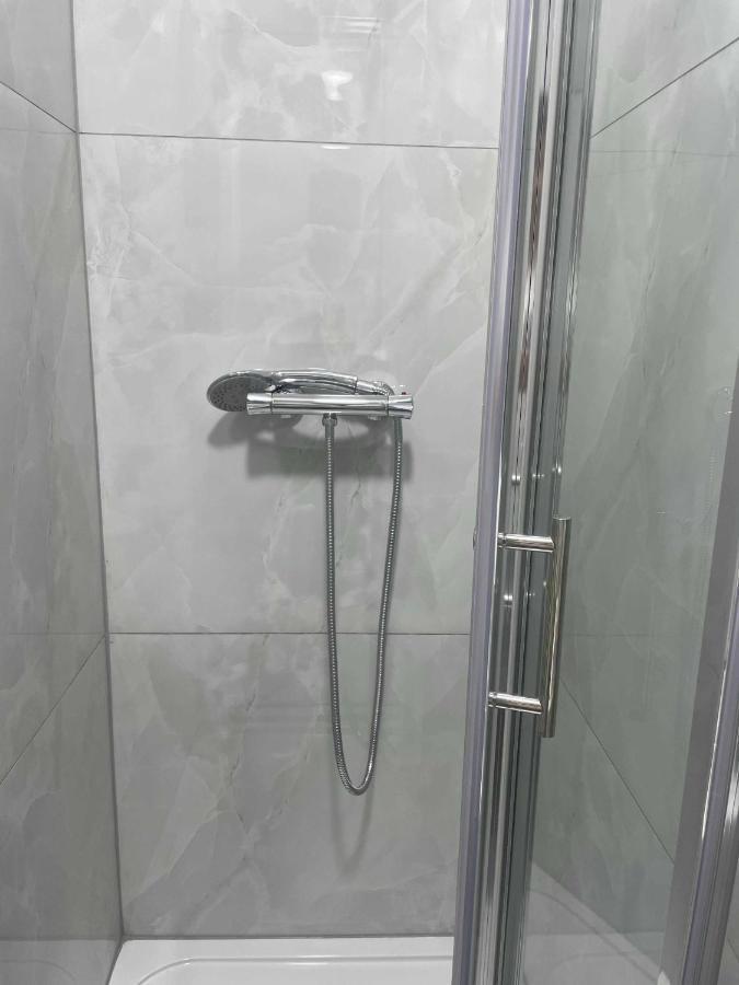 Studio Flat Private Bathroom Wc And Kitchenette 런던 외부 사진
